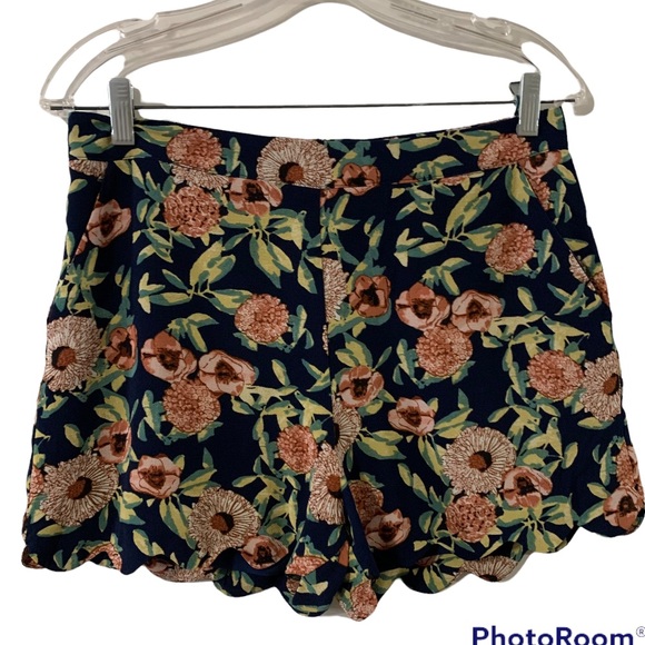 June & Hudson High Waisted Crepe Scallop Shorts size medium - Picture 3 of 4